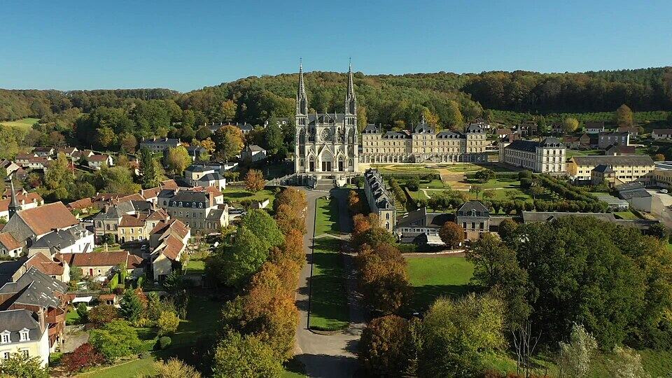 Vue aérienne du sanctuaire et du village de La Chapelle-Montligeon